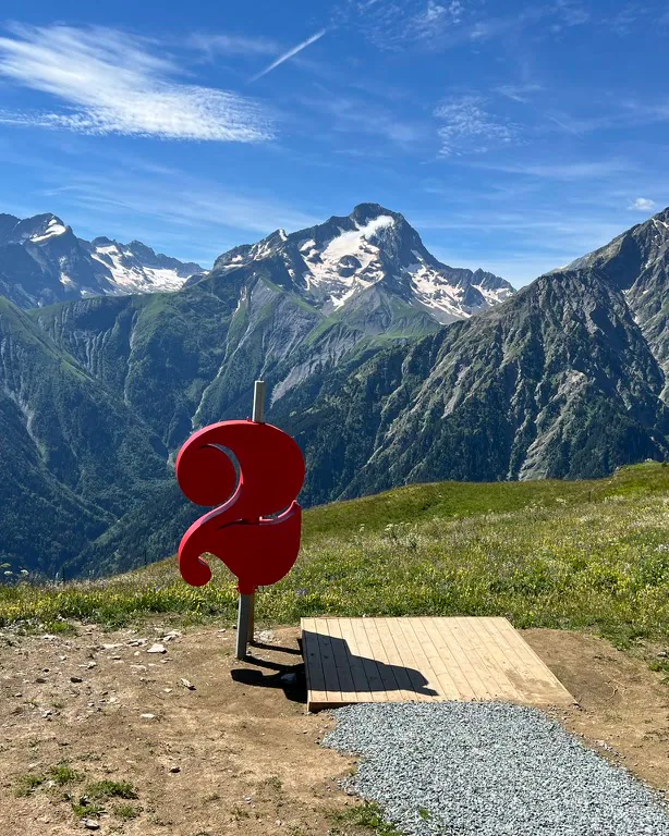 Paysage de haute montagne et point d’expérience touristique
